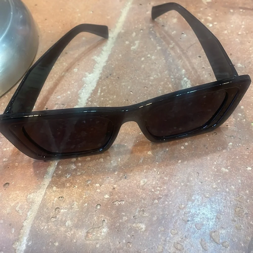 Black oversized retro cat eye sunglasses
